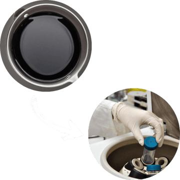 Purification et séchage – Filtration du Shilajit pour éliminer les impuretés, suivie d’un processus de séchage permettant d’obtenir une résine concentrée et pure, riche en composés actifs.